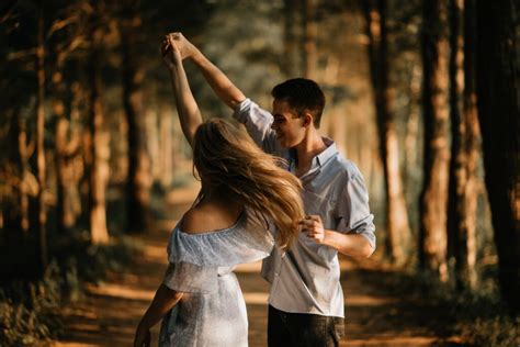 how to slow dance with a guy: How to effectively use music to enhance your slow dance experience